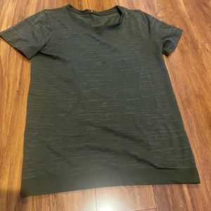 Lululemon swiftly tech army green tshirt. Size 6
